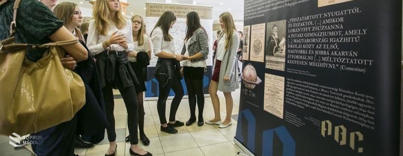 Protestáns Iskolatörténeti Mozaik címmel nyílt vándorkiállítás a Liszt Ferenc Konferencia és
Kulturális Központban
