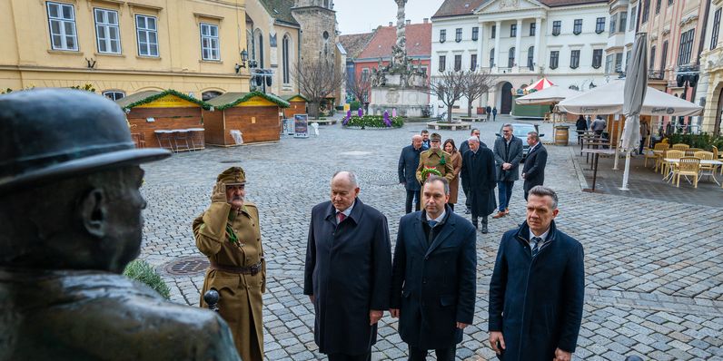 Csendes főhajtás és koszorúzás a hűség napja alkalmából