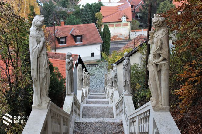 A sopronbánfalvi karmelita templomhoz vezető lépcső
