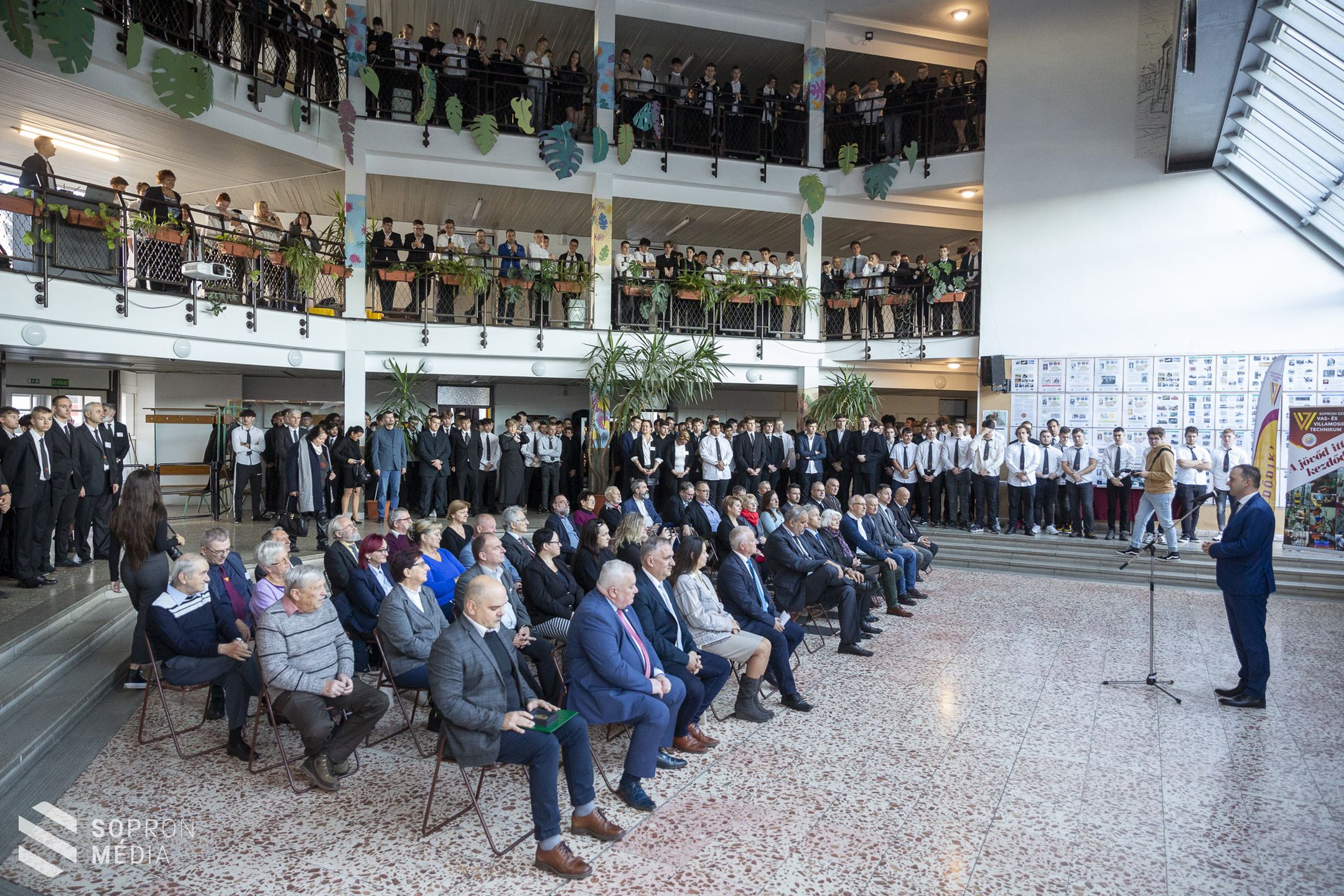 Lakatfal- és emléktábla-avatás – Jubileumi ünnepség a Vasvillában