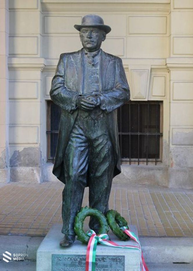 A legendás polgármester szobra a Városháza előtt