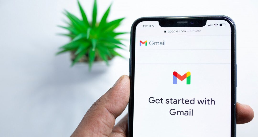 Kézben tartott okostelefon a Gmail „Get started with Gmail” kezdőképernyőjével