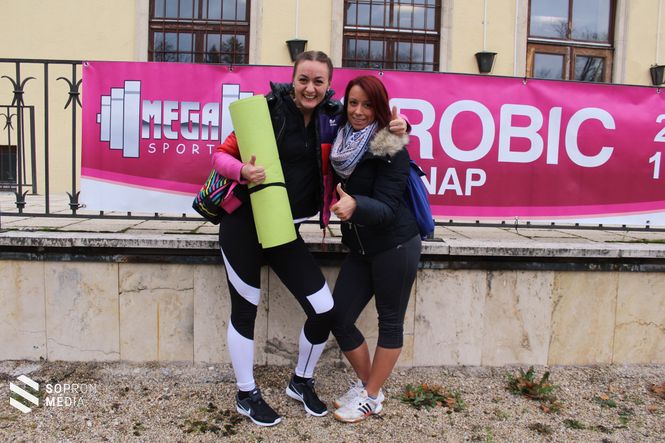 A résztvevők a hideg idő ellenére mosolyogva és jókedvűen érkeztek a sportnapra.