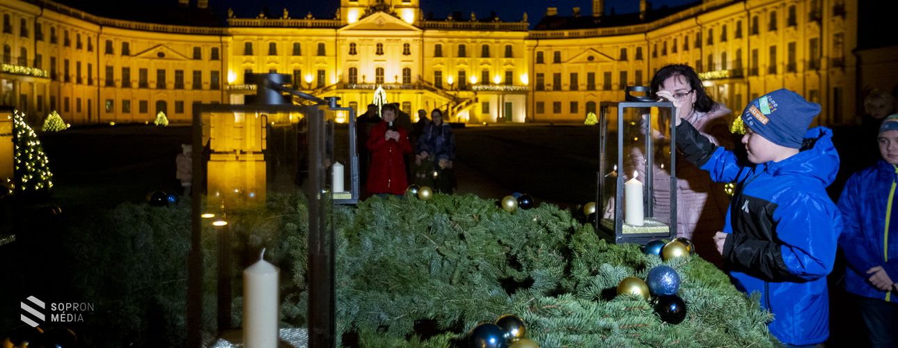Meggyújtották az első gyertyát a fertődi Esterházy-kastély adventi koszorúján