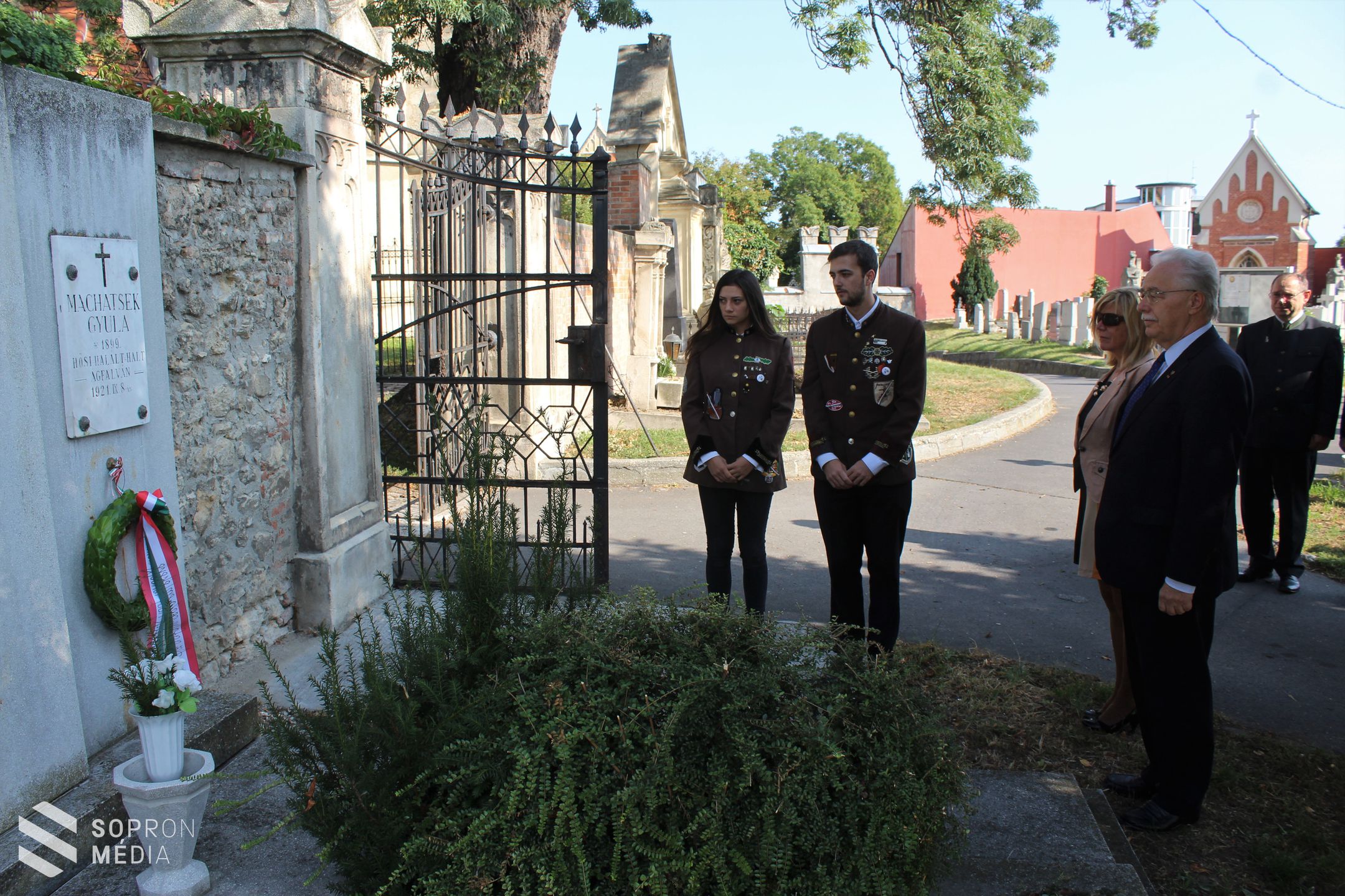 Koszorúzás a hősi halottak nyughelyénél Sopronban