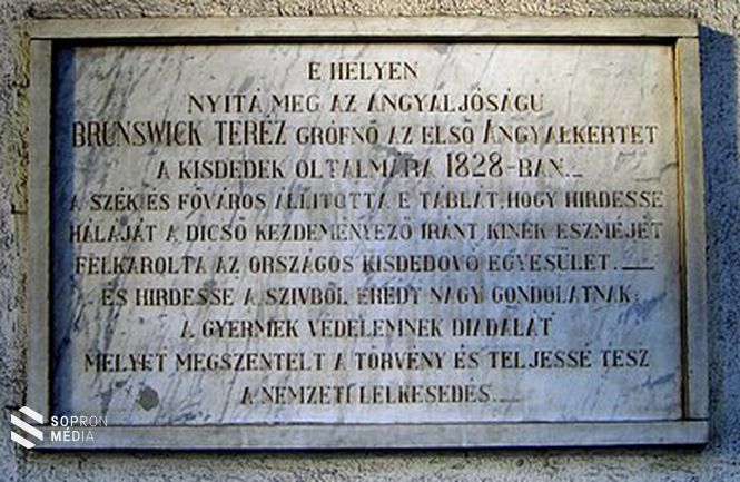 Az 1828-ban megnyitott első Angyalkert emléktáblája a budai Krisztinavárosban, az Attila út 81. sz. házon 