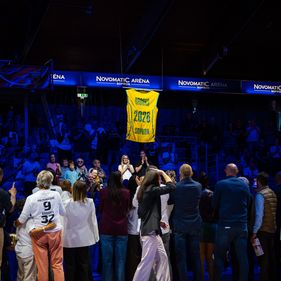 Ünnepélyesen búcsúztatták Jelena Brookst a Sopron Basket szezonnyitóján