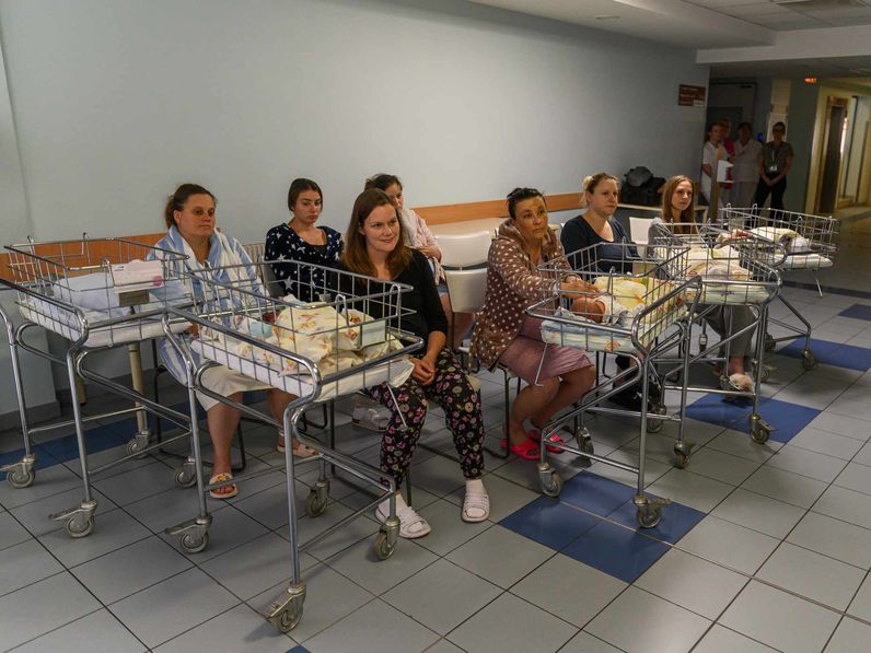 Megható ünnepséggel köszöntötték az édesanyákat a Soproni Gyógyközpontban