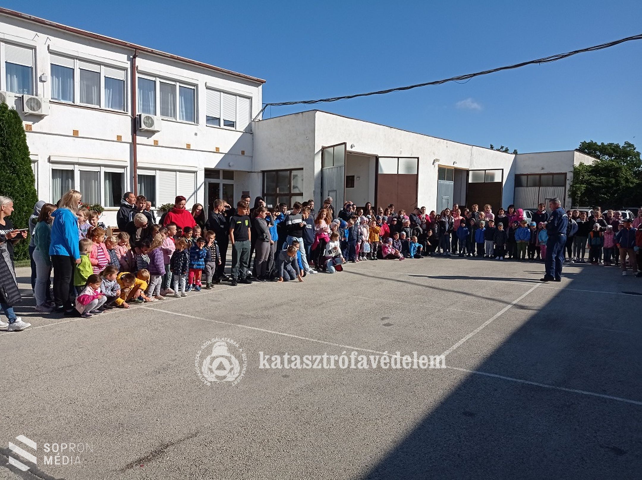 Kicsik és nagyok ismerkedtek a tűzoltói hivatással
