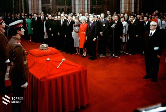 Apró Antal (j), az Országgyűlés elnöke a Szent Korona és a koronázási ékszerek ünnepélyes átadásán, a Parlament kupolacsarnokában