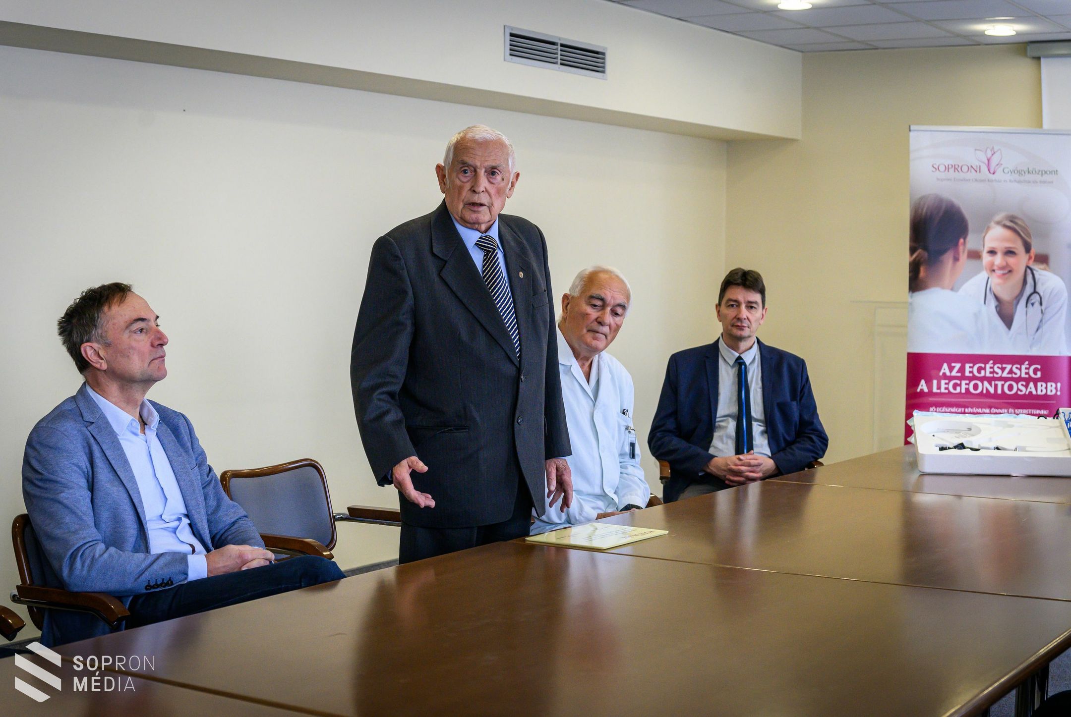 Nagy értékű adományt adtak át a Soproni Gyógyközpont Urológiai Osztályának