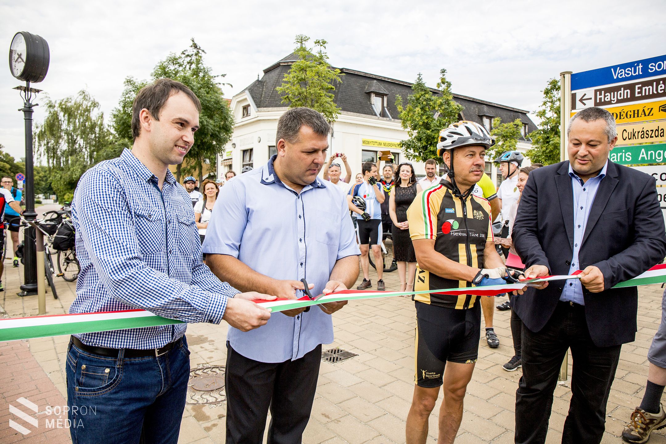 Kastélytól kastélyig - Kitáblázták a Fertő - Balaton kerékpáros túraútvonalat 