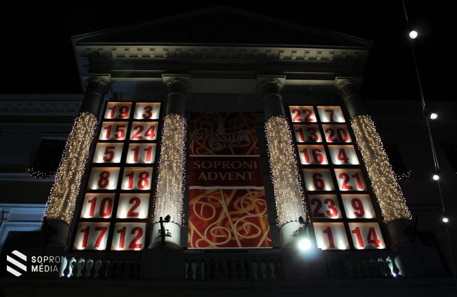 Adventi naptár a Fő téren (2015)