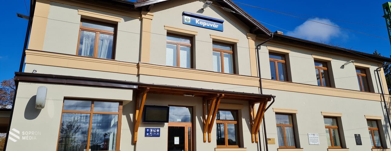 Teljes egészében megújult a kapuvári vasútállomás, új parkoló is készült