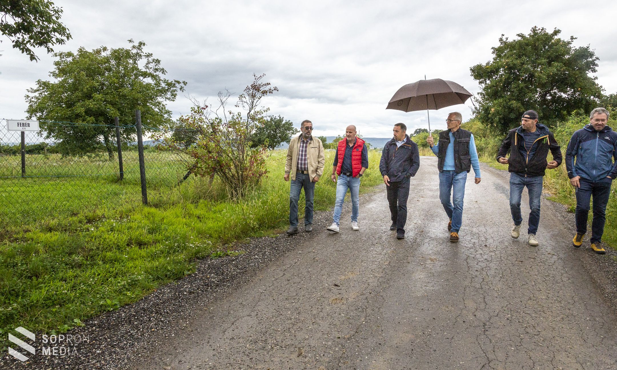 A "Fertő Part"- beruházást végző fejlesztő cég a borászokkal tartott bejárást a Fehér útnál