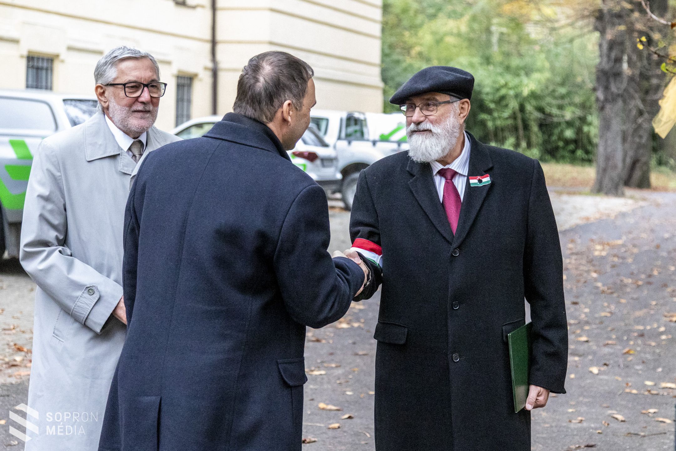 Egyetemi főhajtás a hősök emléke előtt