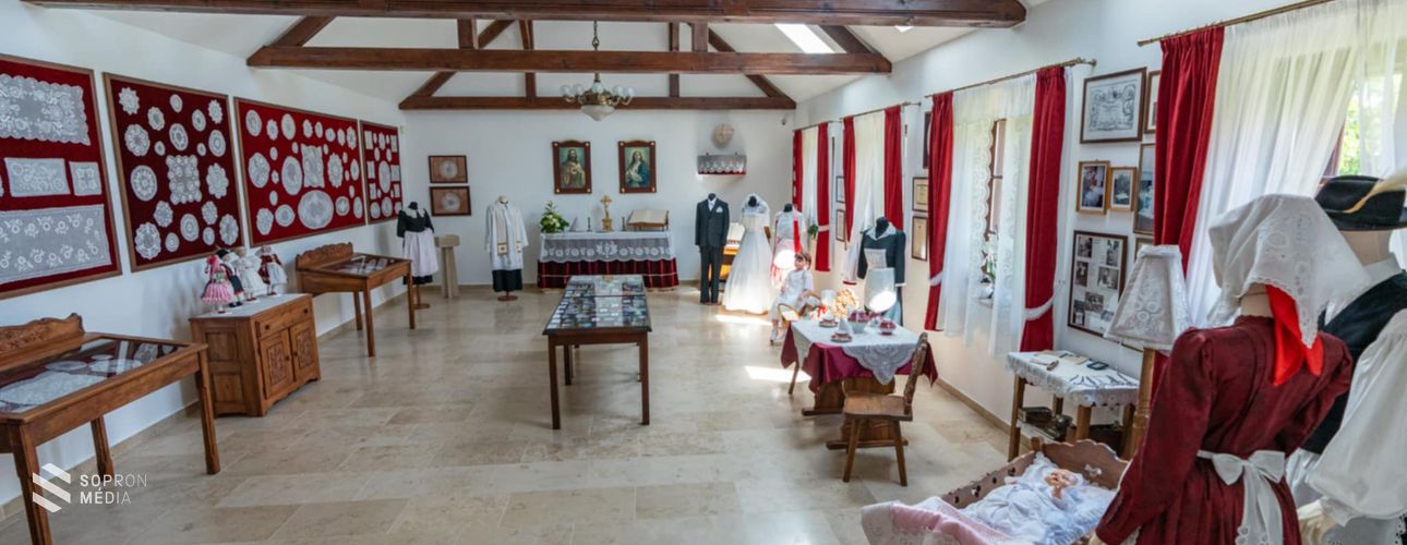 Tudták, hogy közel 250 eredeti höveji csipke található a Hegykői Csipkeházban?