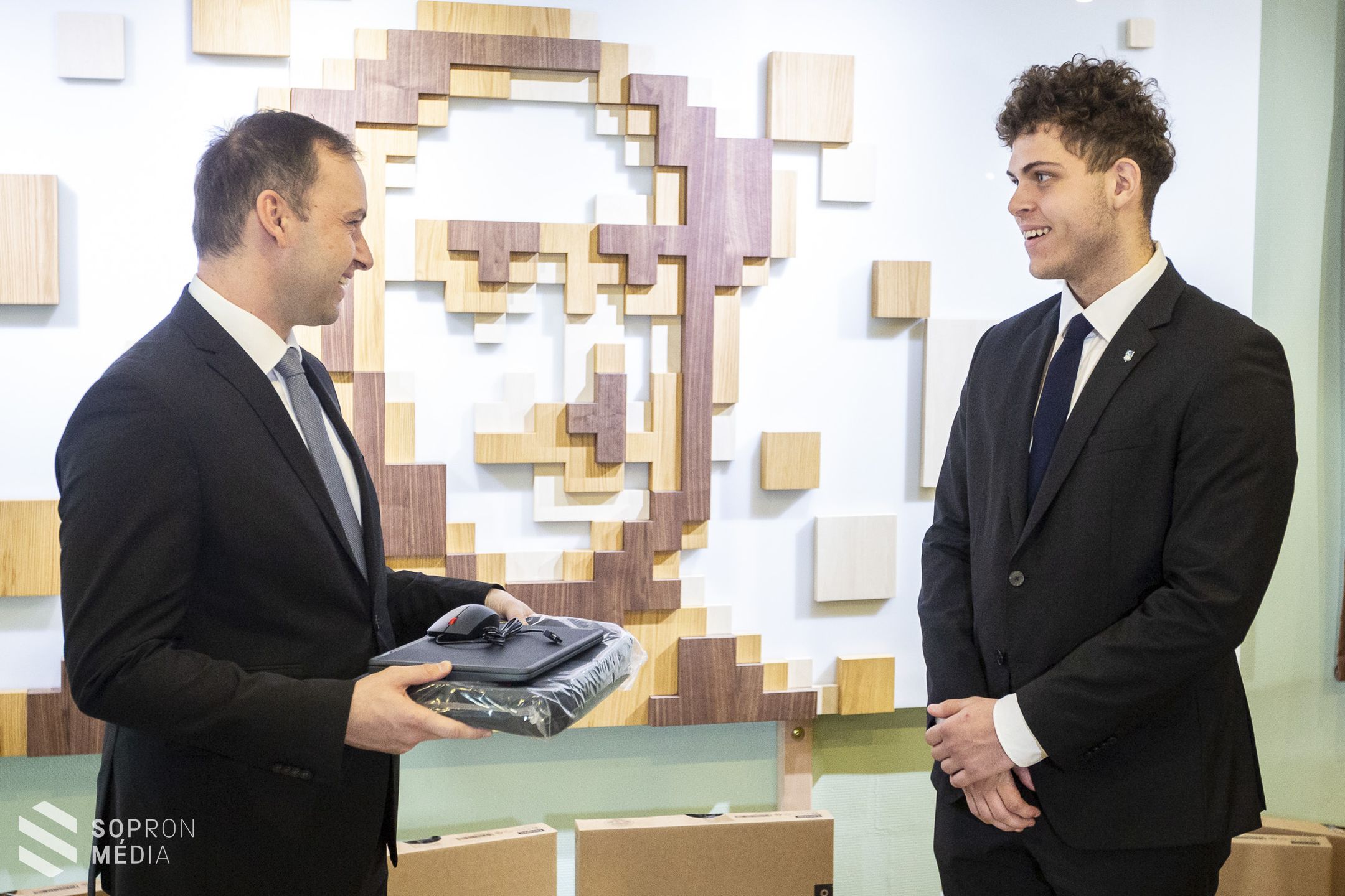 Cél a digitalizáció – Újabb számítástechnikai eszközöket kaptak a széchenyis diákok