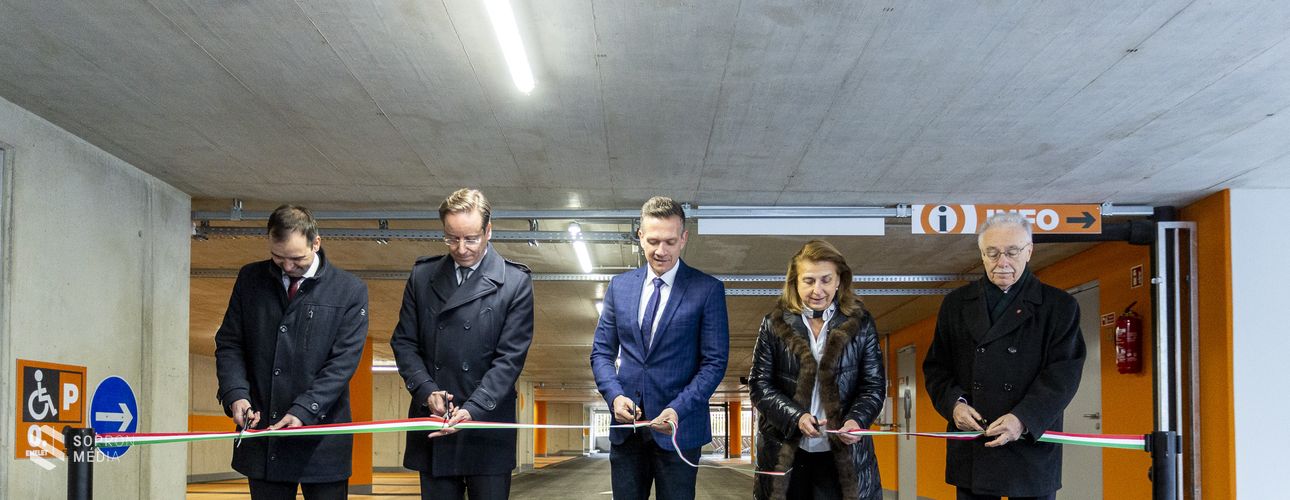 Átadták az Árpád utcai parkolóházat