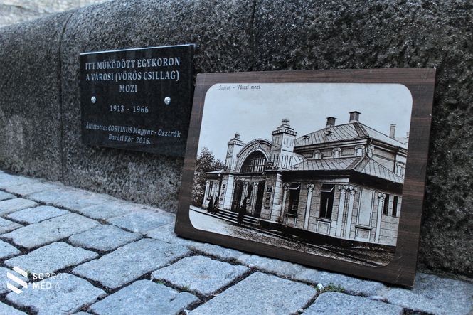 Az emléktábla és egy fotó az egykori épületről