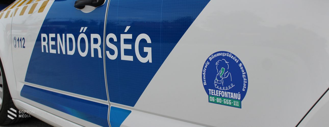 Belerúgott egy parkoló autóba Sopronban