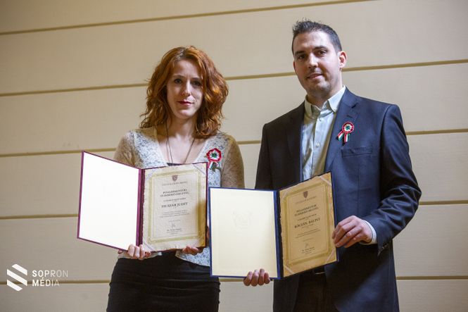 Huszár Judit és Kóczán Bálint az elismerő oklevelekkel