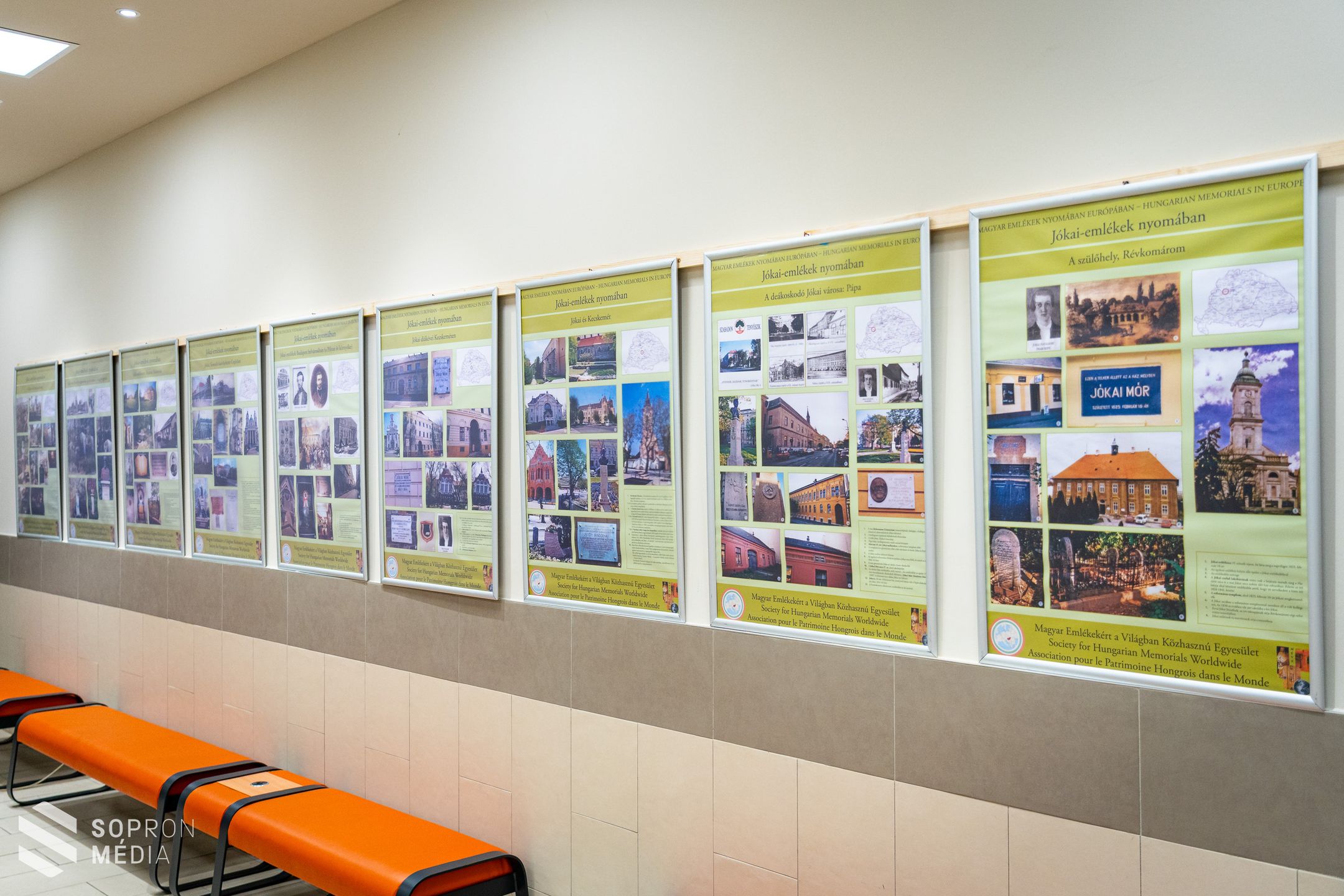 „Jókai emlékek a világan” címmel nyílt kiállítás a Szent Orsolya Római Katolikus Gimnázium alulájában