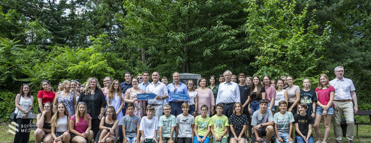 A vasfüggöny átvágásának helyszínén fogadtak 30 diákot  