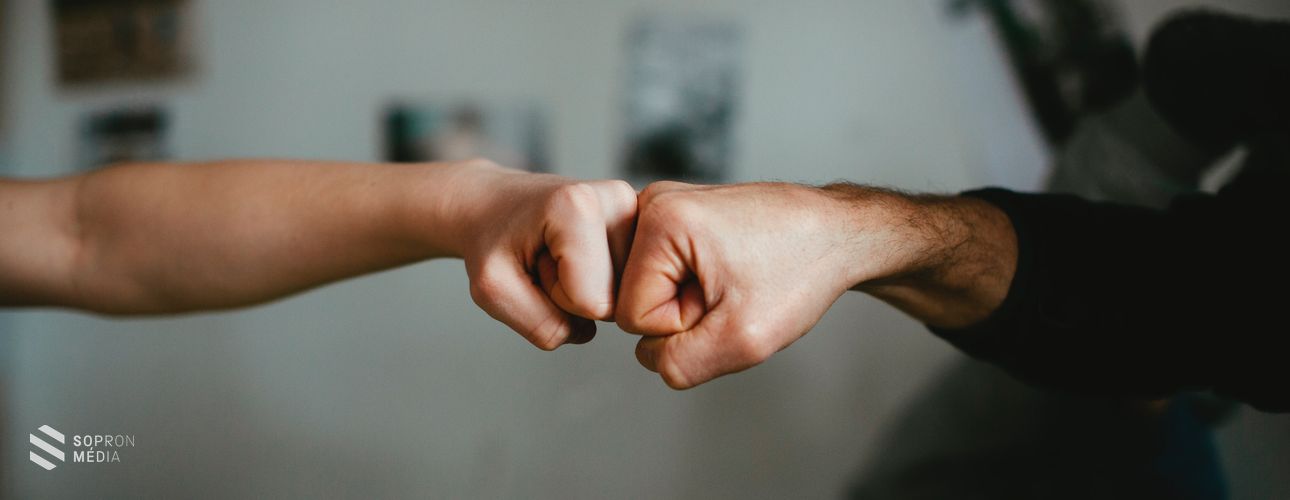 A COVID-19 a társasági etikettet is megváltoztatta