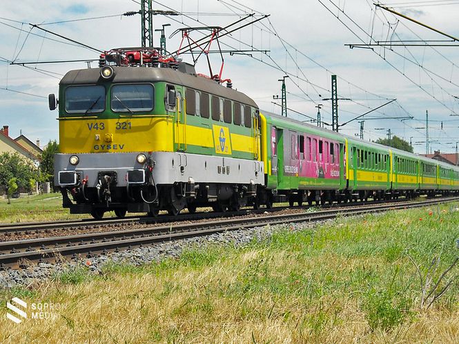 Szendrei Tamás képe Nagyszentjános határában készült a Sopronba tartó 13990-es számú, VOLT-vonatról