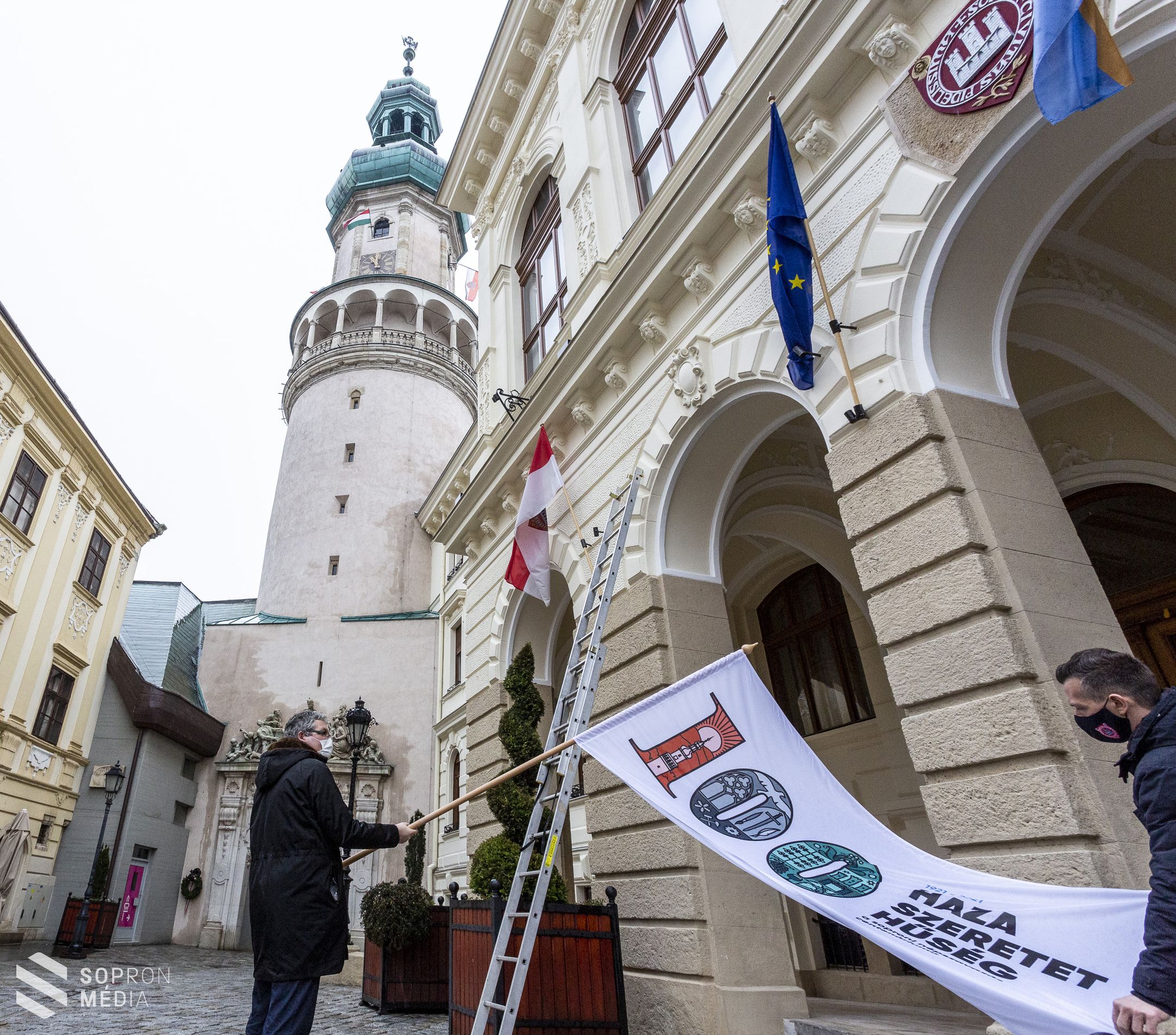 Kitűzték a centenáriumi zászlót a Városházára