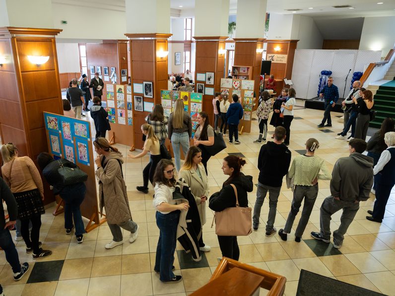 Összevont kiállítással kezdődött meg az autizmus világnapi programsorozat