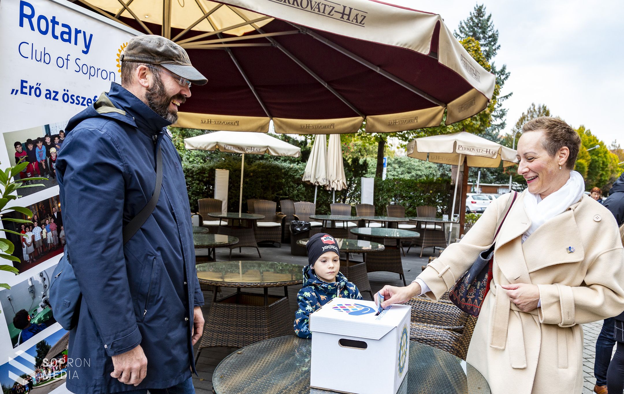 A járvány miatt nehéz helyzetbe került családokat támogatták a Rotary sétával
