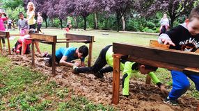 Sárban mászva jótékonykodtak