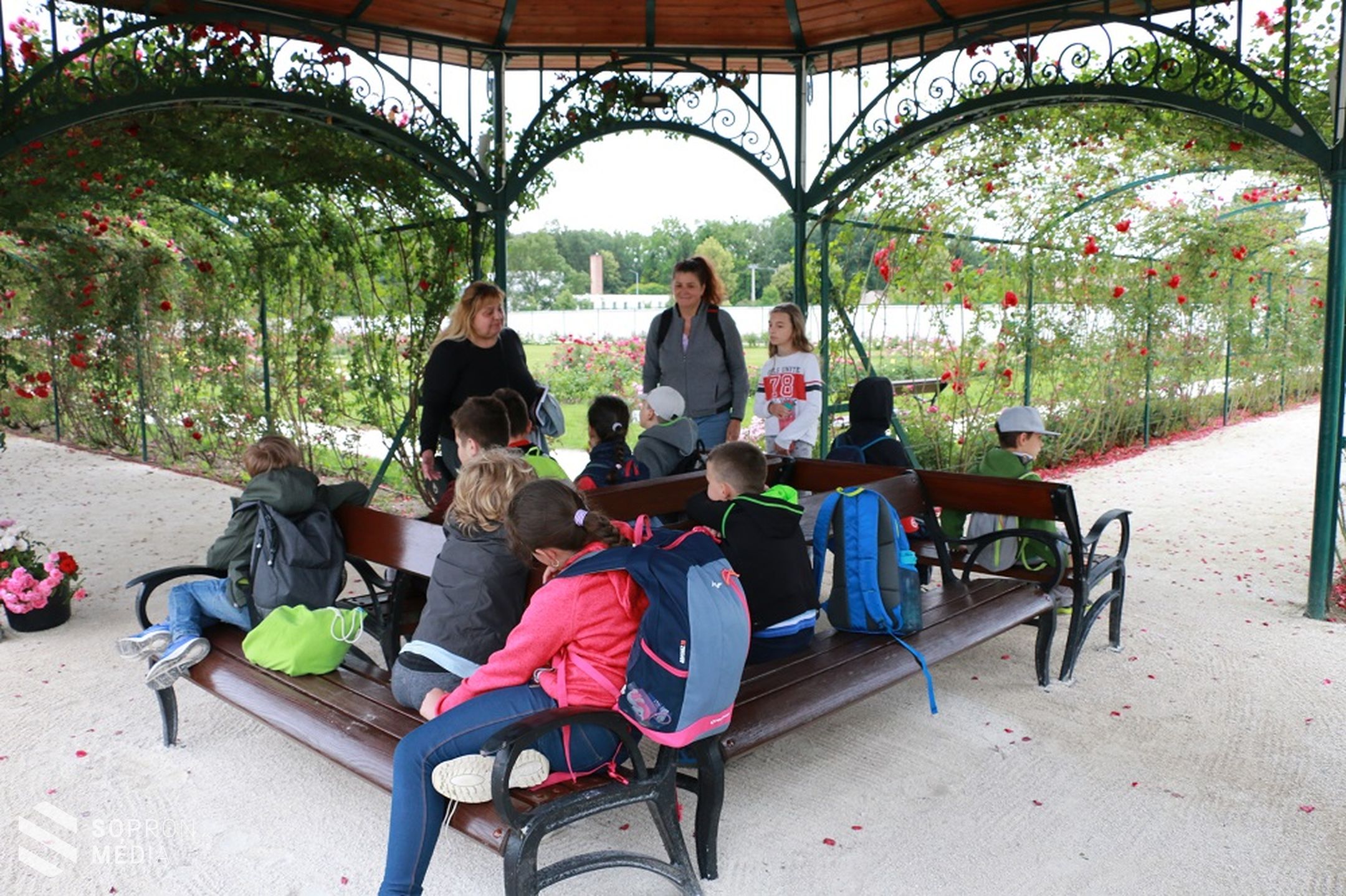 Csoport csoportot követ az Esterházy-kastélyban