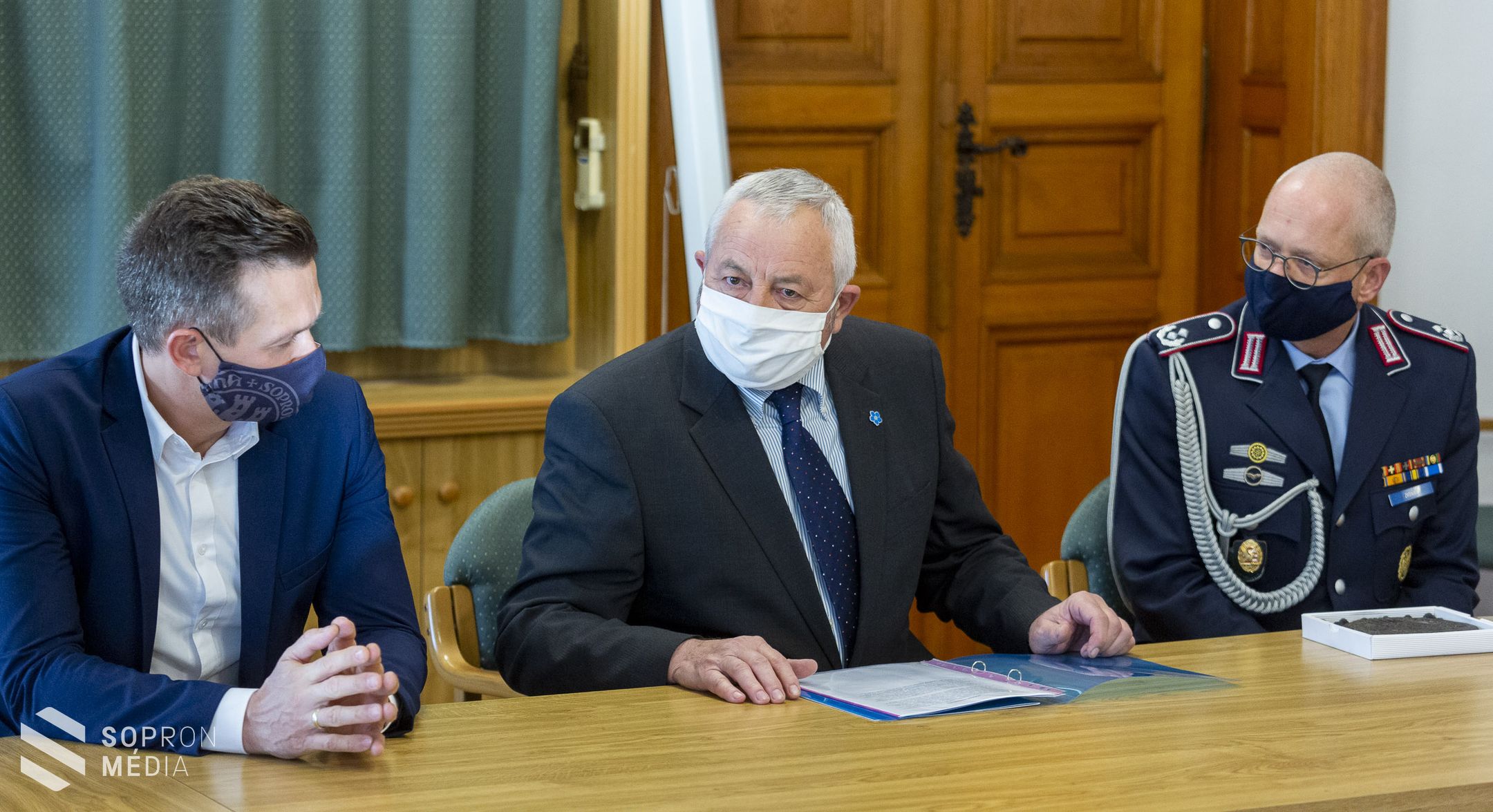 A német hadisírok méltó gondozásáért és megóvásáért kapott emlékplakettet Sopron 