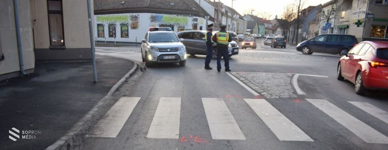 Gépkocsival ütközött a kerékpáros a Balfi úti körforgalomnál