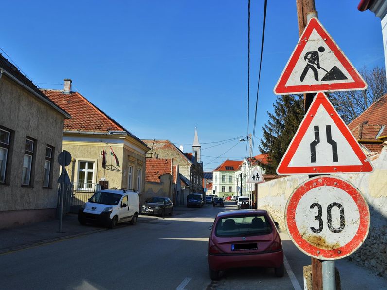 Félpályás útlezárás lesz a Halász utcában