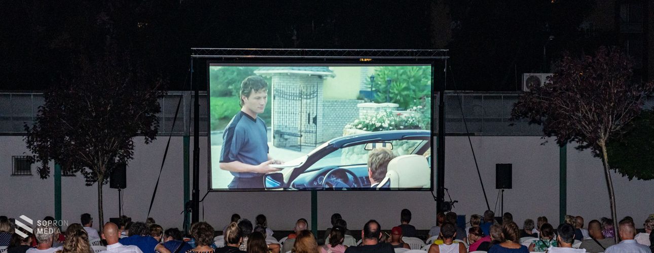 Nyáresti mozi a Jerevánon – Népszerű volt a Meseautó