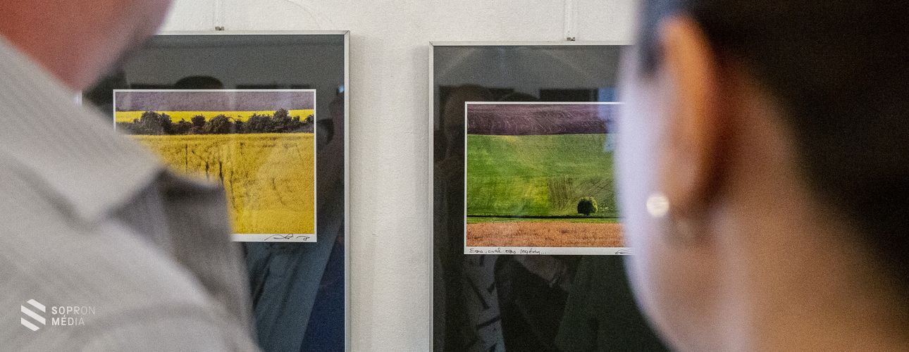 „Keretbe zárt világ” - fotókiállítás
