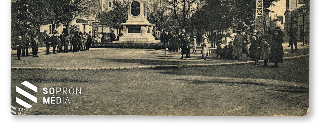 Sopron első díszpolgárának a szobra, háttal a térnek