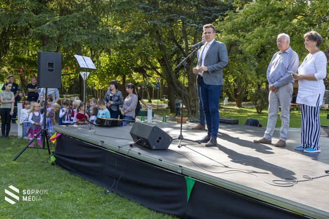 Dr. Farkas Ciprián városi tanácsnok köszöntötte a vendégeket a KRESZ parkban. 