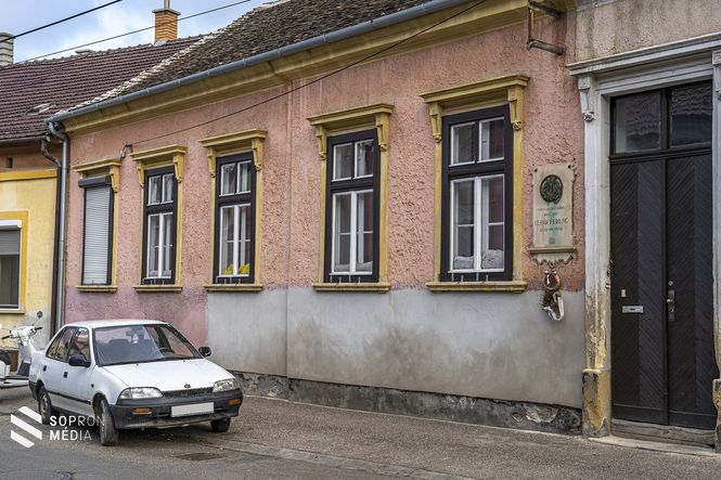 Ebben a Malom utcai házban lakott Lehár Ferenc 1874-1877 között 
