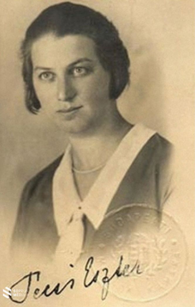 Pécsi Eszter 
