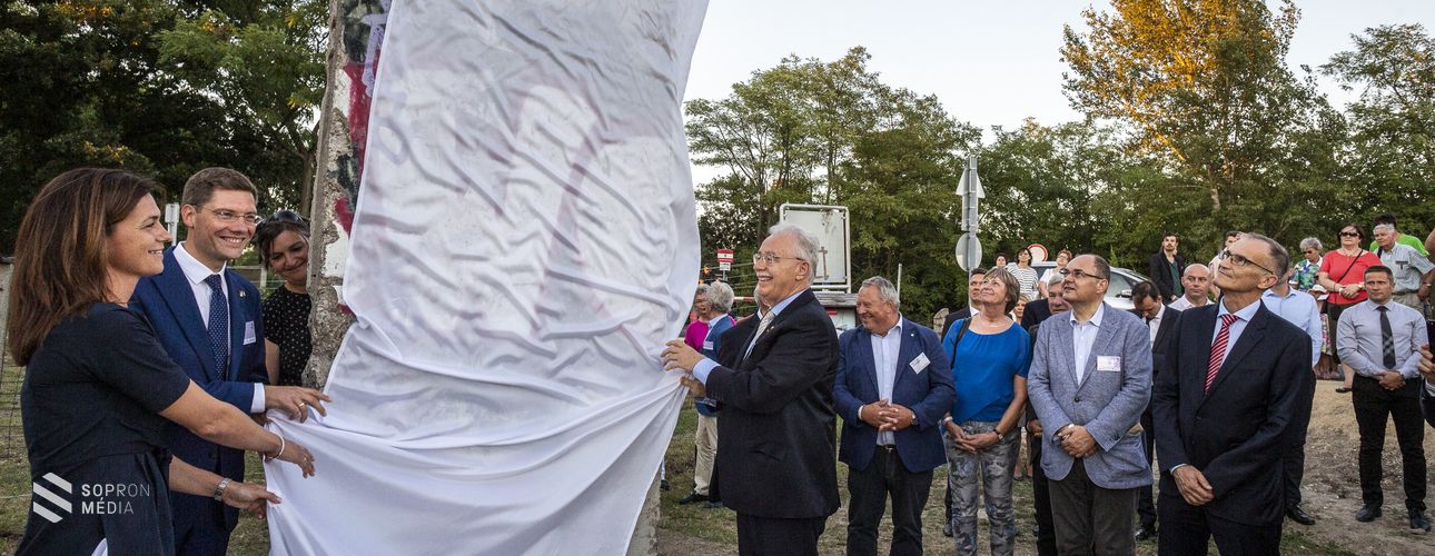 Felavatták a Berlini fal egy darabját