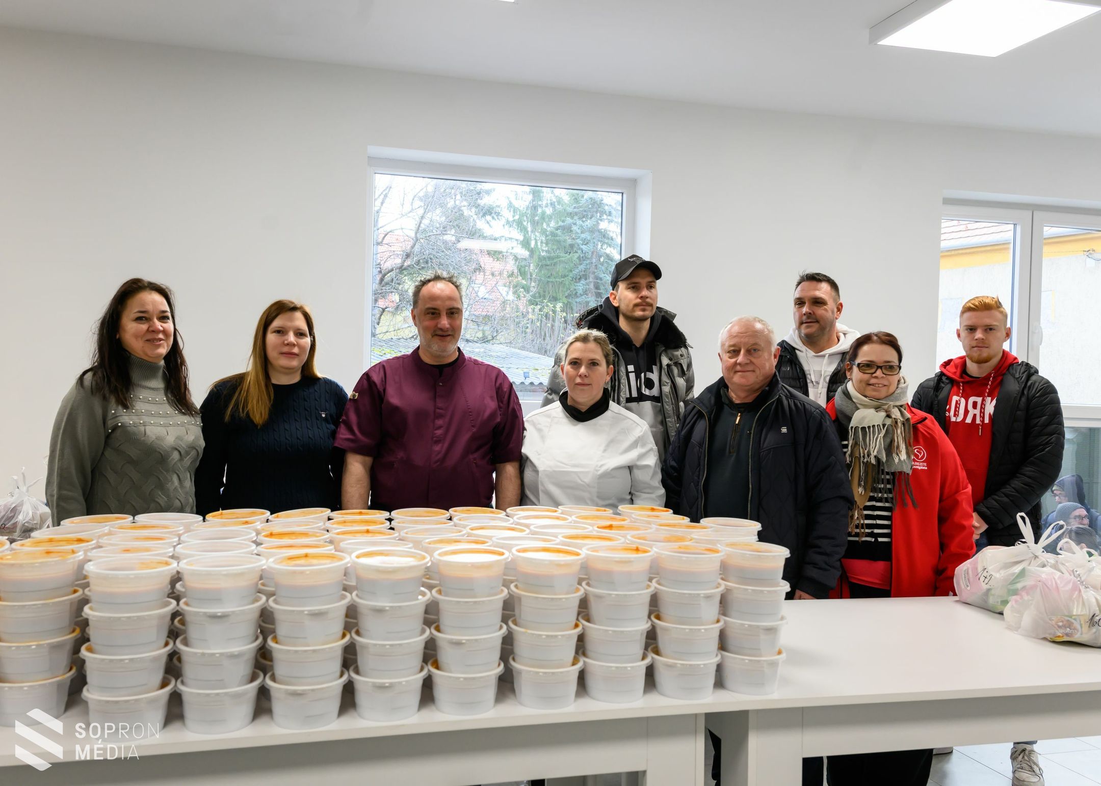 700 adag ételcsomaggal segíti a rászorulókat a Soproni Szociális Intézmény karácsonykor