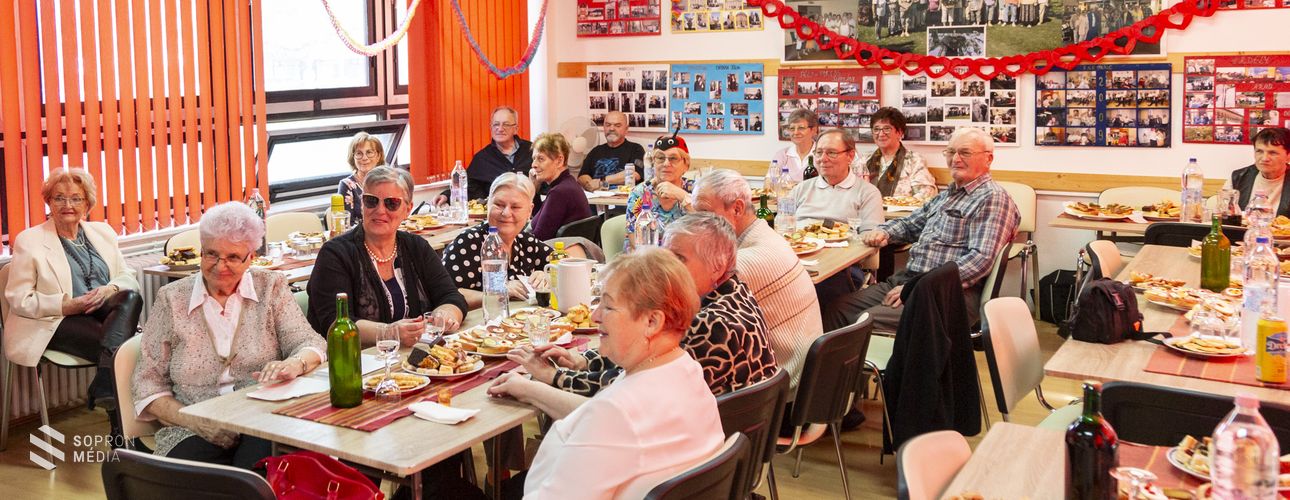 Farsangi mulatságot tartottak a Lővéri Nyugdíjas Klubban