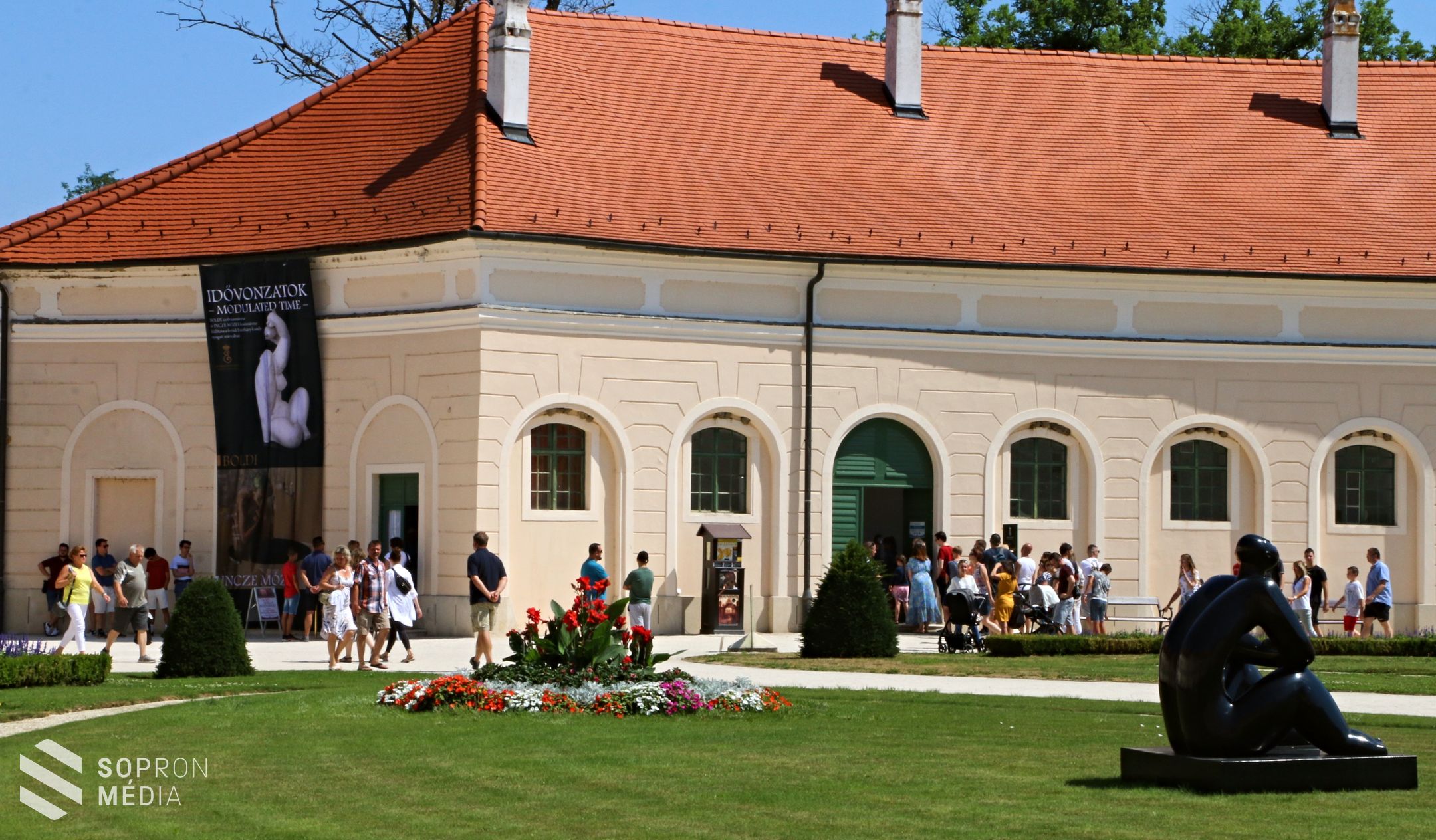 Tömegek a fertődi Esterházy-kastély új kiállításain