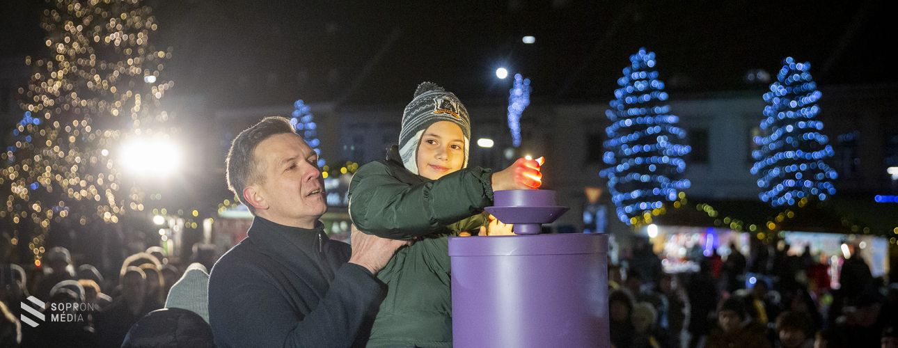 A negyedik gyertya is lángra lobbant Sopron adventi koszorúján!