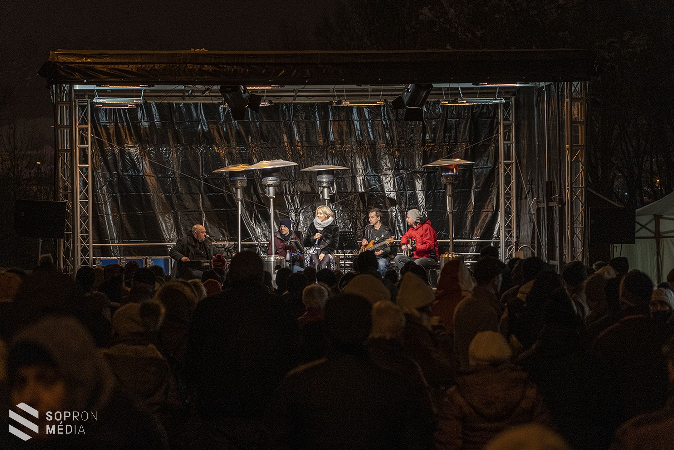 Megtelt a Révai utca a Jereván lakótelepen Wolf Kati soproni adventi koncertjén
